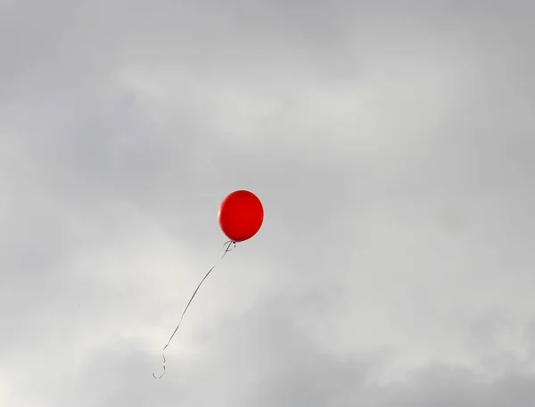 Balon Który Uciekł Wolności Wznosi Się Burzliwym Niebie — Zdjęcie stockowe