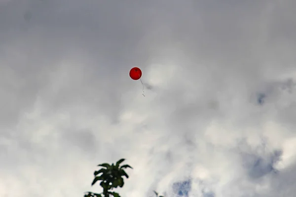 嵐の空で自由へと逃れた気球は — ストック写真