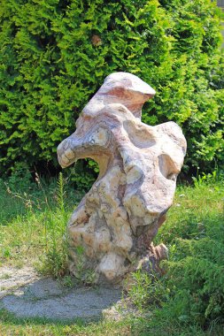 Şehir parkındaki taş canavar.