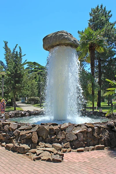 Ilusión Levantar Una Piedra Muy Pesada Por Fuerza Una Fuente —  Fotos de Stock