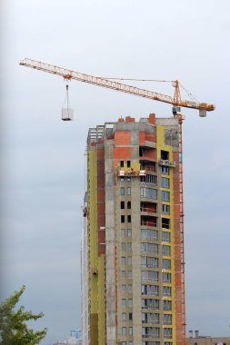 Kuruculardan oluşan bir ekip binanın kaplamasını tamamlar