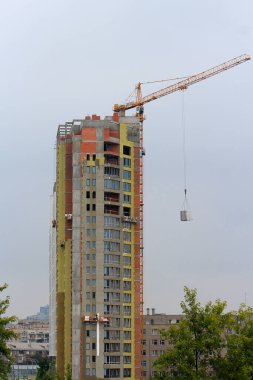 Kuruculardan oluşan bir ekip binanın kaplamasını tamamlar