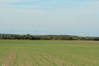  Sihirli rüzgar türbinleri elektrik üretiyor.