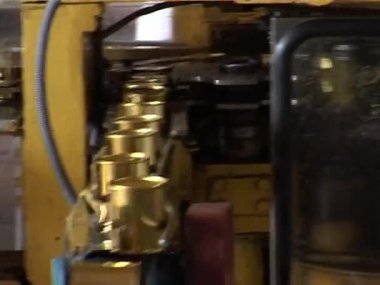 Montaj hattı üzerinde hareketli kutular