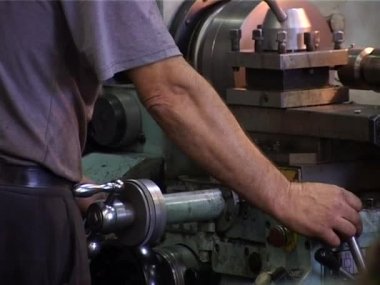 Atölyede makine üzerinde çalışmak