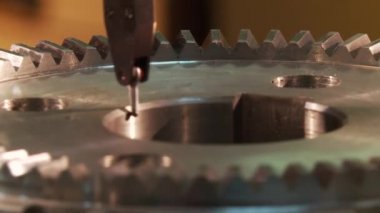 Çekme merkezleme dişli