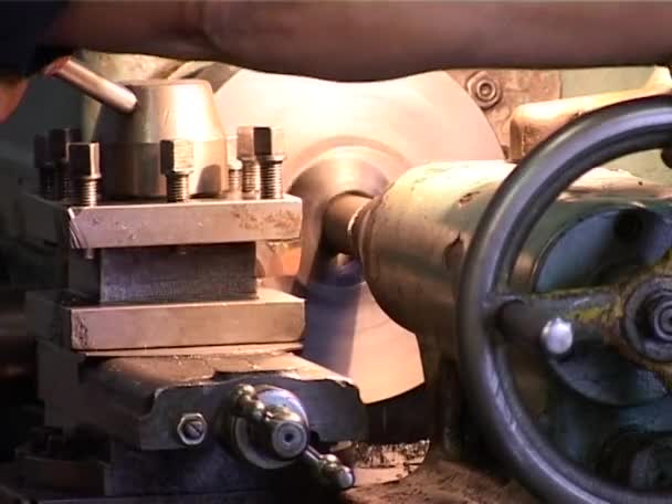 Arbeit an Maschine in Werkstatt — Stockvideo