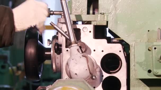 Man aan het werk op machine — Stockvideo