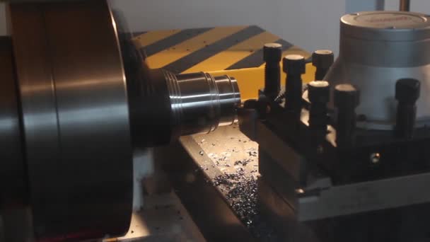 Großdrehmaschine bei der Arbeit — Stockvideo