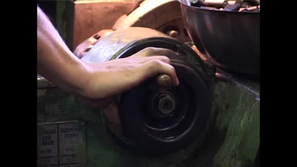 Travailleur travaillant sur la machine 