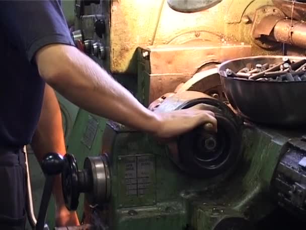 Lavori sulla macchina in officina — Video Stock