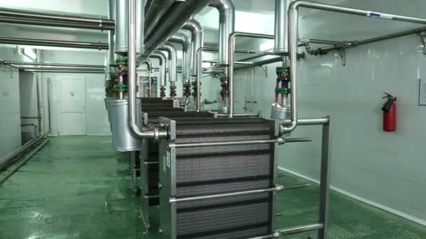 Ausrüstung in Milchfabrik — Stockvideo