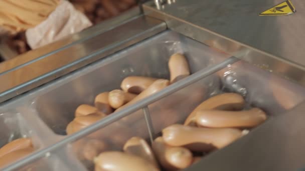 Упаковка ковбас у вакуумній упаковці — стокове відео