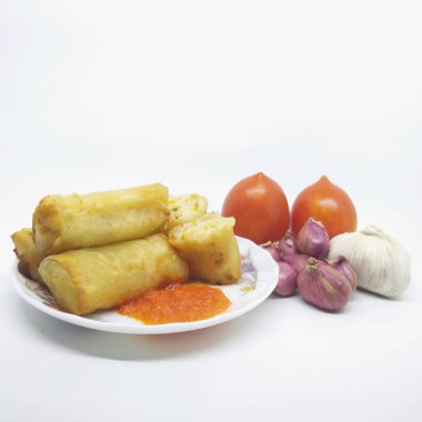 Beyaz arka planda izole edilmiş tatlı soslu Lumpias