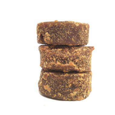 Beyaz zemin üzerinde 3 kahverengi şeker (gula merah) izole