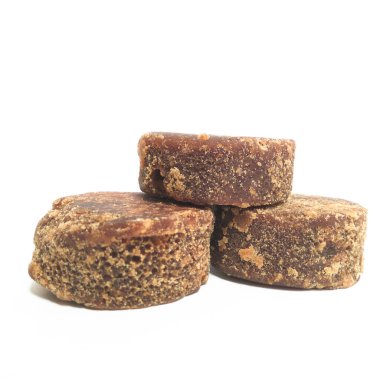 Beyaz zemin üzerinde 3 kahverengi şeker (gula merah) izole