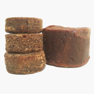 beyaz zemin üzerinde farklı kahverengi şeker (gula merah) dan palmiye şekeri (gula) izole edilmiştir