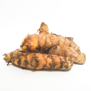 beyaz arkaplanda izole edilmiş zerdeçal (kunyit)