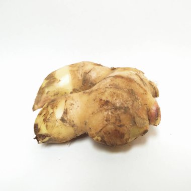 beyaz arkaplanda zencefil (jahe) izole