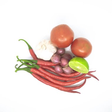 Beyaz arkaplanda yeşil biber ve diğer baharatlar izole edilmiş.