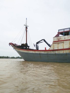 Nehirde açık gökyüzü olan büyük ahşap gemi.