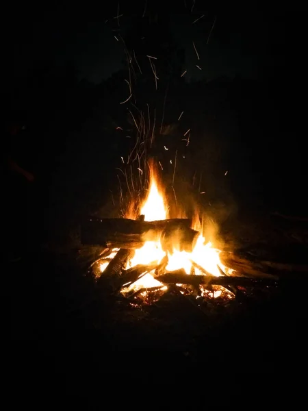 黑夜中的小篝火 — 图库照片