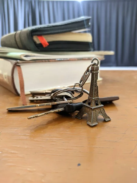 微型埃菲尔铁塔钥匙链和一些钥匙和书籍 — 图库照片