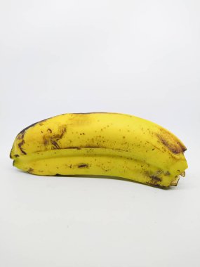 Bir meyvenin içinde iki içeriği olan eşsiz bir muz. izole edilmiş beyaz arkaplan