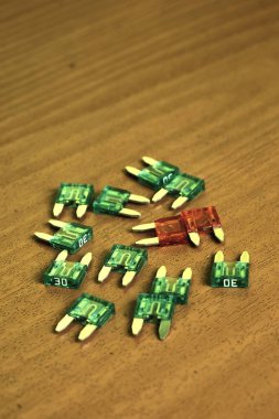 11 yeşil fitil ve 2 kırmızı fitil.