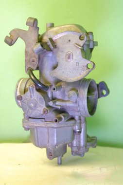 Ahşap arka plan, beyaz yeşil fırçası ve beyaz yeşil sapı olan eski bir diş fırçası.