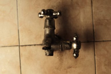 İzole edilmiş resim otuz sekiz, katı renk ahşap, karanın metal plastiği ve kullanılabilir nesnenin çeşitliliğinin araçları görünümü