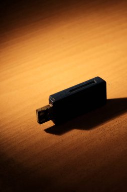 İzole edilmiş resim 28, katı renk ahşap, toprağın metal plastiği ve kullanılabilir nesnenin çeşitliliği araçları görünümü