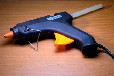 İzole edilmiş resim dokuz, katı renk ahşap, toprağın metal plastiği ve kullanılabilir nesnenin çeşitliliğinin araçları görünümü
