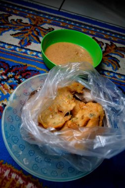 İzole edilmiş resim altı, katı renk ahşap, toprağın metal plastiği ve kullanılabilir nesnenin çeşitliliğinin araçları görünümü