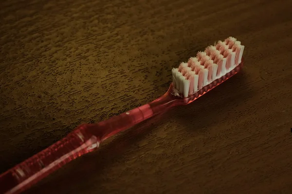 Fundo Madeira Isolado Escova Dentes Usada Alça Vermelha Escova Vermelha — Fotografia de Stock