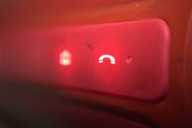 Bulanık arkaplan fotoğrafı 4, siyah üzerine kırmızı kauçukla güç telefonunu kapat. 