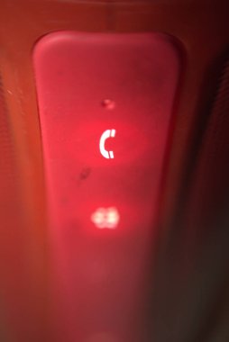 Bulanık arkaplan fotoğrafı üç, siyah üzerine kırmızı kauçukla güç telefonunu aç. 