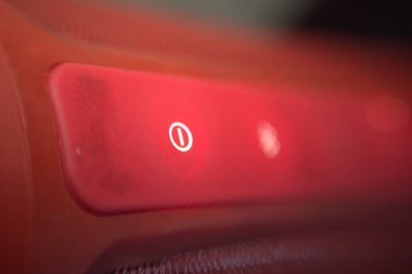 Bulanık arkaplan resmi, siyah üzerine kırmızı kauçukla güç telefonunu kapat. 