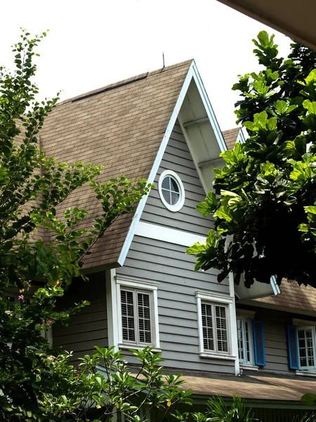 Enmarcando Casa Madera Clásica Con Pintura Gris Ventanas Cuadradas Redondas — Foto de Stock