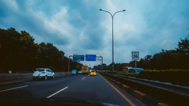 Sabah şehir, bulutlu bir manzara. 