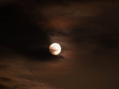 Bulutun arkasındaki ay