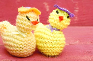 El yapımı örgü yün Paskalya kız pembe ahşap zemin üzerine