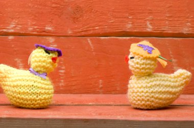 El yapımı örgü yün Paskalya kız pembe ahşap zemin üzerine