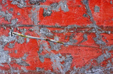 Boya ve paslı eski kırmızı metal kabuk soyma, arka plan.