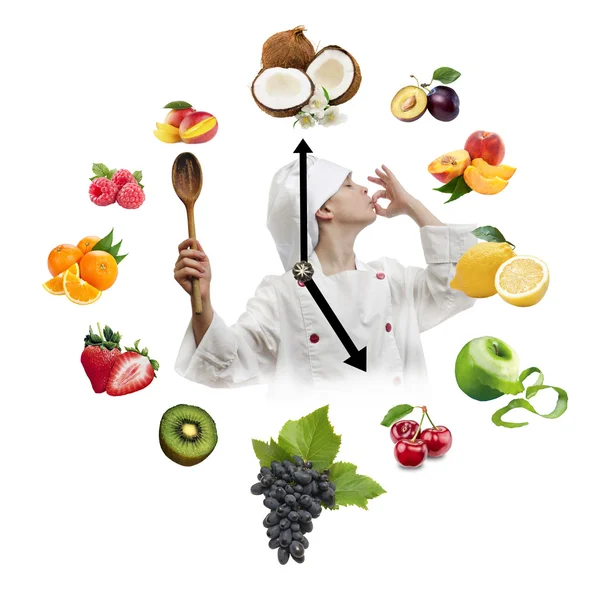 Reloj dispuesto a partir de frutas sanas con niño vestido como chef con cuchara de madera aislada sobre fondo blanco. Reloj de comida con frutas. Concepto de comida saludable . — Foto de Stock