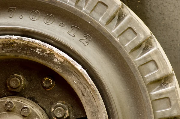 Vieux pneu de camion, gros plan de roue . — Photo