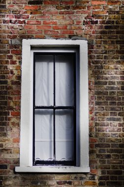 Beyaz pencere, tipik İngiliz kırmızı tuğla ev, yakın çekim. Londra