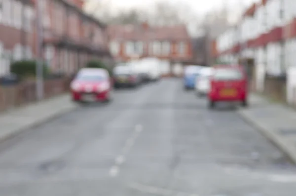 Carretera borrosa con coches y casas en Manchester, Inglaterra . — Foto de Stock