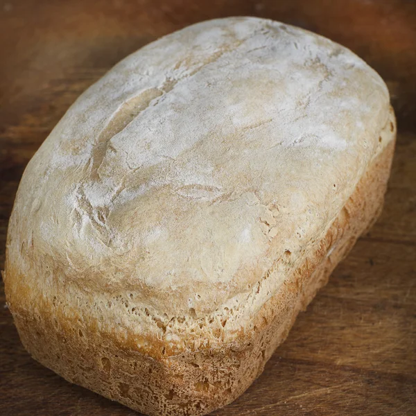 Домашний свежий здоровый хлеб на деревянном фоне . — стоковое фото