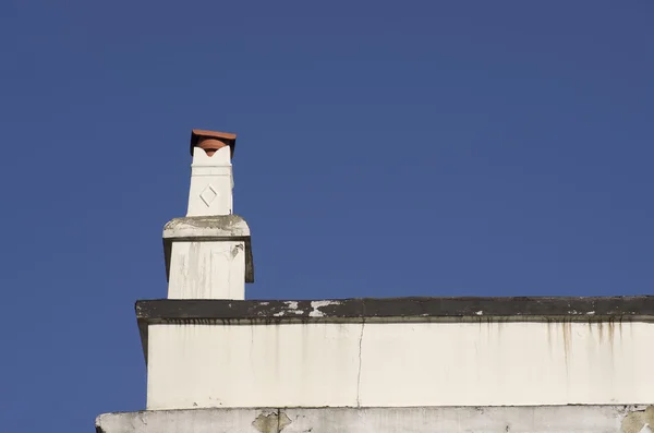 Feche a chaminé no telhado . — Fotografia de Stock